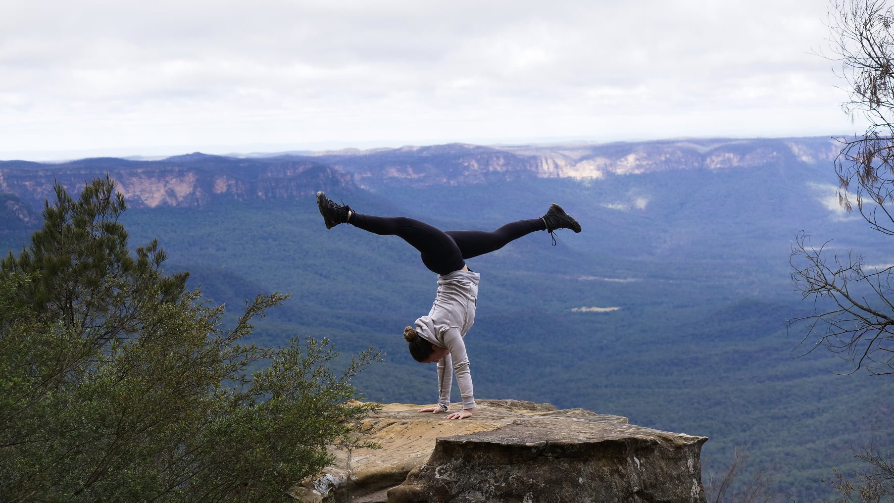 KatClaytonYoga handstand blue mountains yoga retreat 1